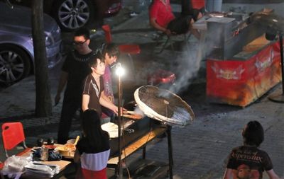 7月4日，青年路國美第一城小區(qū)附近的夜市臨街露天燒烤攤。