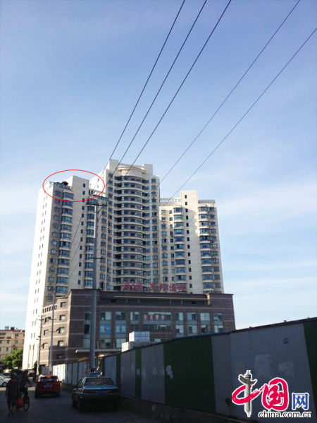 2013年8月14日，江蘇蘇州蘇州市三香大廈高樓18層樓頂東側(cè)陽臺(tái)上的“蘇州園林”式別墅，兩座涼亭和兩道回廊，飛檐翹角，一派蘇州園林的氣勢(shì)。中國網(wǎng)圖片庫李俊鋒攝影