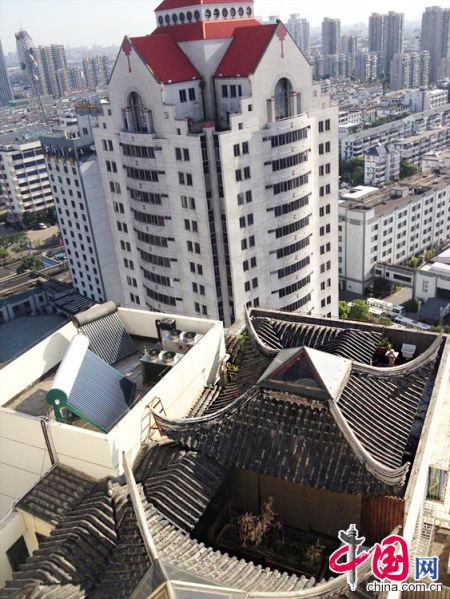 2013年8月14日，江蘇蘇州蘇州市三香大廈高樓18層樓頂東側(cè)陽臺(tái)上的“蘇州園林”式別墅，兩座涼亭和兩道回廊，飛檐翹角，一派蘇州園林的氣勢(shì)。中國網(wǎng)圖片庫李俊鋒攝影