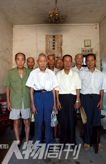 2003年5月，湖南攸縣農(nóng)村的8位志愿軍老兵。10年后回訪時(shí)，其中6人已悄然逝去