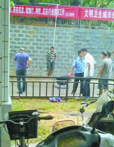 小偷被五花大綁捆在小區(qū)門前的墻壁上示眾。 網(wǎng)友羅先生 攝