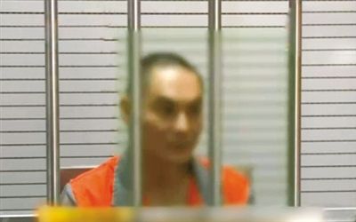 涉嫌窩藏罪的李明在接受訊問。