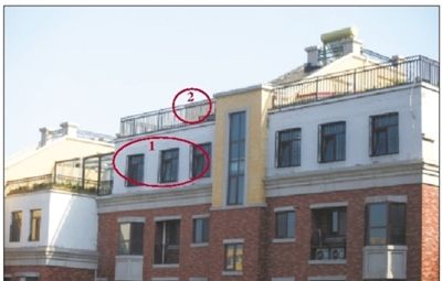 中海城香克林小區(qū),楊智家的樓頂上加蓋了兩層違建。其中北側(cè)露臺(tái)建成了一層灰白色的房屋(①)。在該違建頂部的東側(cè),又加蓋了一層面積較小的房屋(②)。新京報(bào)記者 韓萌 攝