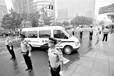 　　昨日早上,押解李某某的車隊(duì)開(kāi)進(jìn)法院。當(dāng)日,李某某等5人涉嫌強(qiáng)奸案在海淀法院不公開(kāi)審理。本版攝影/新京報(bào)記者 王貴彬