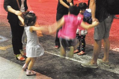 2012年8月1日晚，北京兒童醫(yī)院，三個來自廊坊的小女孩在玩耍，她們都被幼兒園老板性侵害。本版攝影/新京報記者 尹亞飛