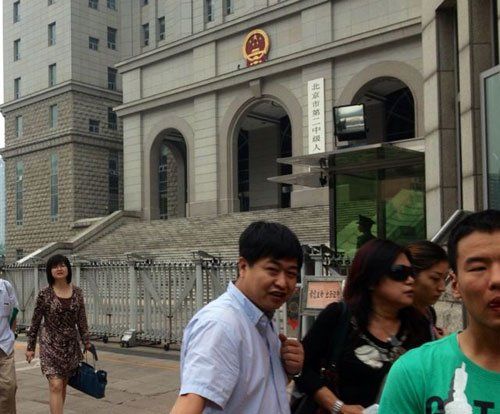 上午10：35分左右，蘇順虎律師和其家屬從法院西大門出來。