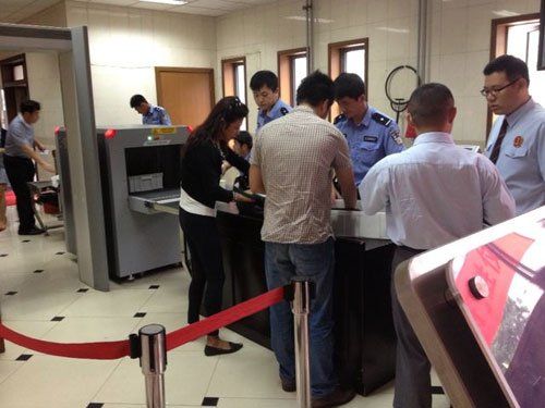 上午蘇順虎律師和其家屬安檢進入法院。