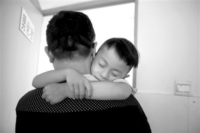9月6日，“鷹爸”抱著多多去化妝間，準備錄制節(jié)目。