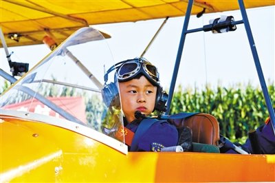 8月31日，5歲半“裸跑弟”從河北固安駕駛飛機飛越北京野生動物園。圖/CFP