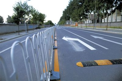 樓梓莊路東，飚車的路已經(jīng)安裝了隔離護欄和減速帶。新京報記者