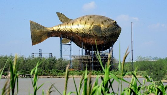 昨天，揚中市西沙島，正在施工的河豚塔金光閃閃