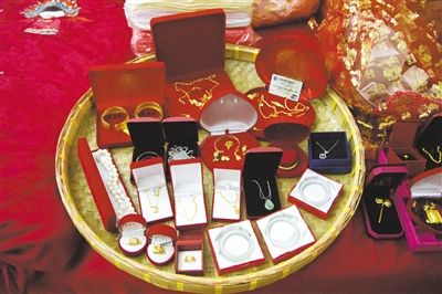 10月1日，王小姐在廣東汕頭舉行婚禮，她的彩禮包括3個玉鐲、多個金戒指及一張銀行卡。新京報記者 吳振鵬 攝