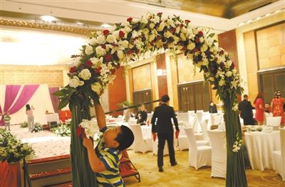 10月5日，北京萬達索菲特酒店，婚宴剛剛結(jié)束。新人介紹，一場婚宴花掉父母20萬元。新京報記者 尹亞飛 攝