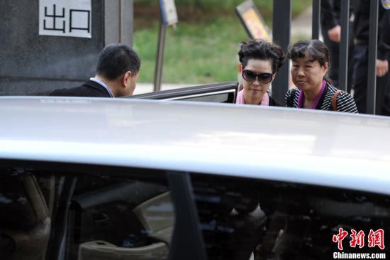圖為宣判結(jié)束后夢(mèng)鴿面無表情走出海淀法院，乘車離開。
