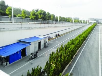 隧道內堆放著大量生活用品。