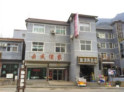 今年，胡萬林涉嫌非法行醫(yī)的地點(diǎn)，就在這座農(nóng)家賓館內(nèi)。