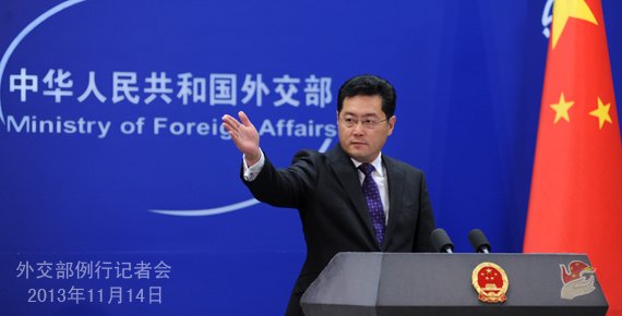 2013年11月14日，外交部發(fā)言人秦剛主持例行記者會。
