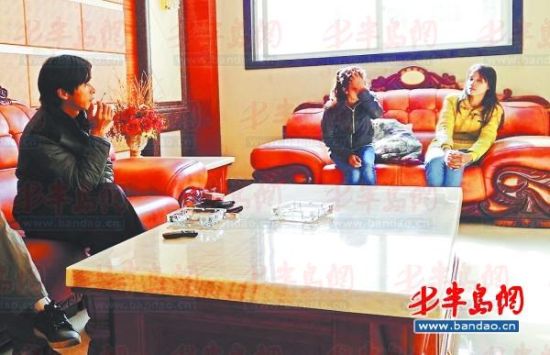 鄱陽(yáng)湖鄉(xiāng)村大酒店內(nèi)，兩個(gè)本地男子帶著兩個(gè)外籍女子給記者