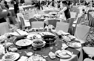 今年1月20日，一國(guó)企在廣州一家五星級(jí)酒店擺了70桌。臨近年底，在中央“嚴(yán)抓四風(fēng)”背景下，北京國(guó)企機(jī)