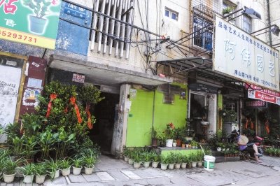 今年8月，當(dāng)年于英生妻子被殺案發(fā)生地——蚌埠市南山路一處臨街一樓的三室一廳——目前已經(jīng)成為一個(gè)花店。