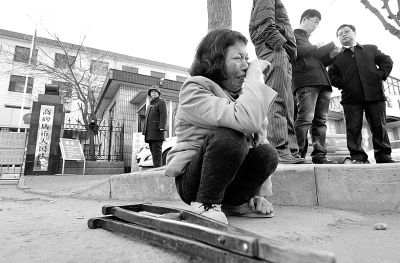 從法院出來以后，家屬和律師正在商量案情，夏鳳各在旁想著想著忍不住哭起來