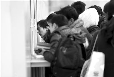 1月6日，旅客在北京站臨時售票處排隊購票。新京報記者