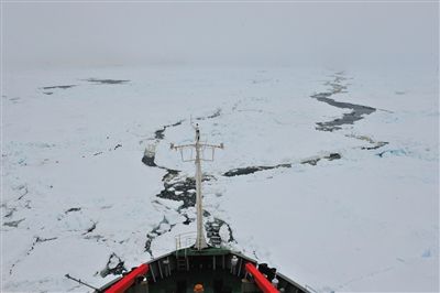 7日17時(shí)50分許，“雪龍”號(hào)船頭冰面裂開(kāi)一條水道，“雪龍”號(hào)趁機(jī)迅速穿過(guò)。