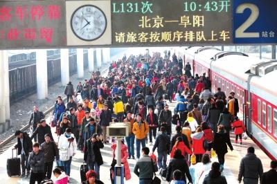 昨天，由北京開出的列車途經安徽亳州火車站，大量旅客回到家鄉(xiāng)