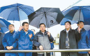 2月7日，省委書(shū)記強(qiáng)衛(wèi)冒雨在江西銅業(yè)集團(tuán)調(diào)研。記者 梁振堂 攝