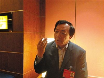 　昨日，在接受采訪時(shí)，何香久強(qiáng)調(diào)，大多公務(wù)員是勤勉工作的。