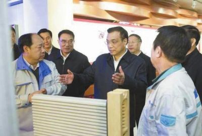 昨天，李克強在科技園查看PM2.5過濾設(shè)備。圖/新華視點微博
