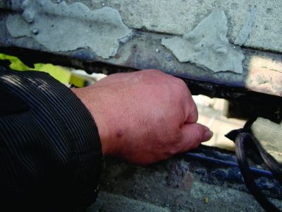 圖為大橋17號(hào)墩處橋面裂縫。梅建明 攝