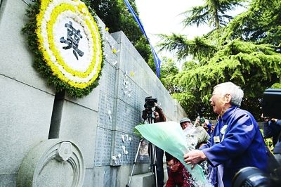 幸存者和遇難者遺屬昨在紀念館“哭墻”前獻花。