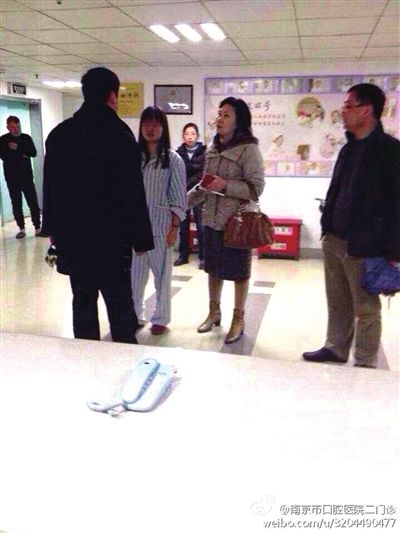 事發(fā)現(xiàn)場，打人者袁亞平(右二) (資料圖)