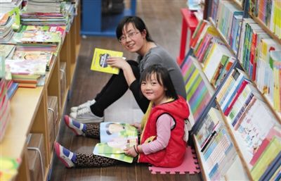 昨晚10時，來京探親的山東的李女士帶著5歲的女兒琪琪在三聯(lián)書店讀書。4月18日晚開始，三聯(lián)韜奮書店正