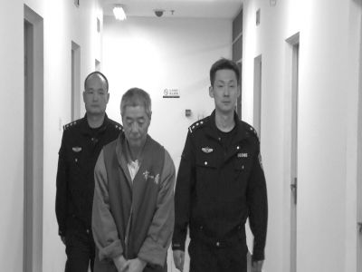 向南夫被帶出監(jiān)室接受提審。警方供圖