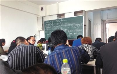 5月6日，大慶市，油田實(shí)行招工考試后，出現(xiàn)了各種考前輔導(dǎo)班。