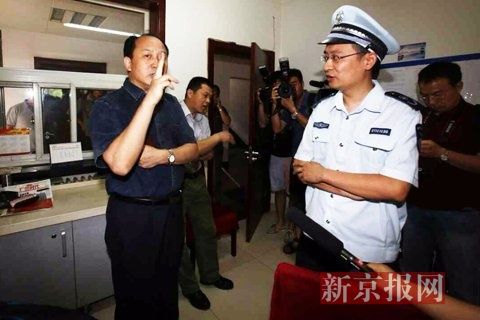 國家文物局的一名工作人員正在與執(zhí)法人員對峙。新京報記者 高瑋 攝