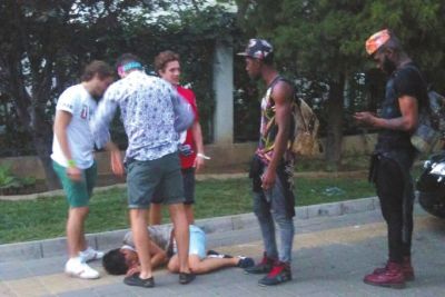 外籍男子路邊發(fā)現(xiàn)醉漢將其圍住。
