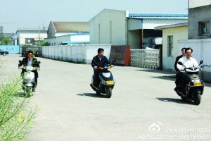網(wǎng)友稱儀征市委書記程希騎摩托車下鄉(xiāng)沒戴頭盔。