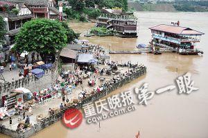 沙坪壩區(qū)磁器口，江水逼近休閑平臺(tái)。