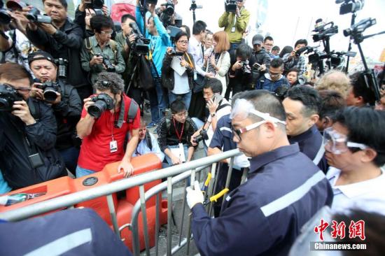 11月18日上午，香港法庭頒令執(zhí)達(dá)主任展開清除在金鐘中信大廈外的障礙物，先后清理了龍匯道上的鐵馬，警