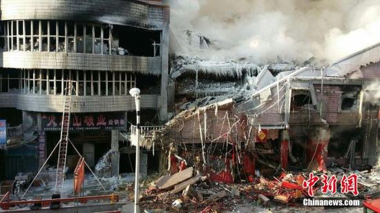2015年1月3日，哈爾濱市道外區(qū)太古街著火塌方現(xiàn)場，火又燒了起來