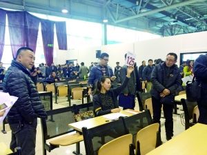 　首批中央和國家機(jī)關(guān)公車第三場拍賣現(xiàn)場。賈悅/攝