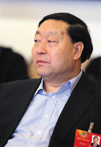政協(xié)委員、國(guó)家電網(wǎng)公司董事長(zhǎng)劉振亞說(shuō)，原來(lái)其工資超過(guò)100萬(wàn)，現(xiàn)在他是公司里降薪最多的。圖/CFP