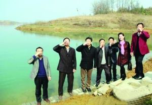 活動儀式現(xiàn)場，一眾人舀起漳河水直接喝下