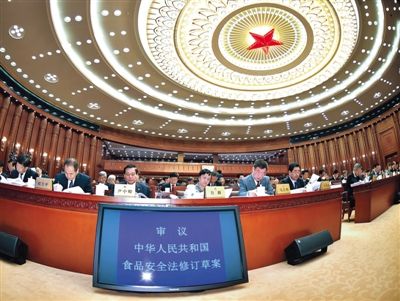 昨日，食品安全法修訂草案提交十二屆全國(guó)人大常委會(huì)第十四次會(huì)議進(jìn)行三審。 新華社記者 李濤 攝