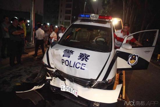 南都記者昨晚趕到現(xiàn)場時，交警及保險公司已經(jīng)在處理事故，現(xiàn)場有很多圍觀者。