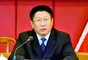 他曾身居要職，在仕途上平步青云，“連跳式”升官；他如今落馬，被查出近乎瘋狂地收受巨額利益、用公款送禮，還隱瞞“裸官”身份、在私企老板的安排下多次嫖娼、參與賭博、與多名女性通奸，被一線辦案人員形容為“五毒俱全”的干部。近日，深圳原市委常委、政法委書記蔣尊玉的貪腐歷程被披露。