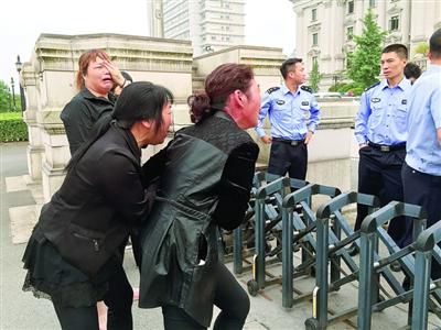 昨日，連恩青被執(zhí)行死刑。執(zhí)刑前，連恩青的父母和妹妹進(jìn)入溫嶺市看守所與連恩青見面，但其他親屬均被拒見最后一面?！”景鎴D片/CFP